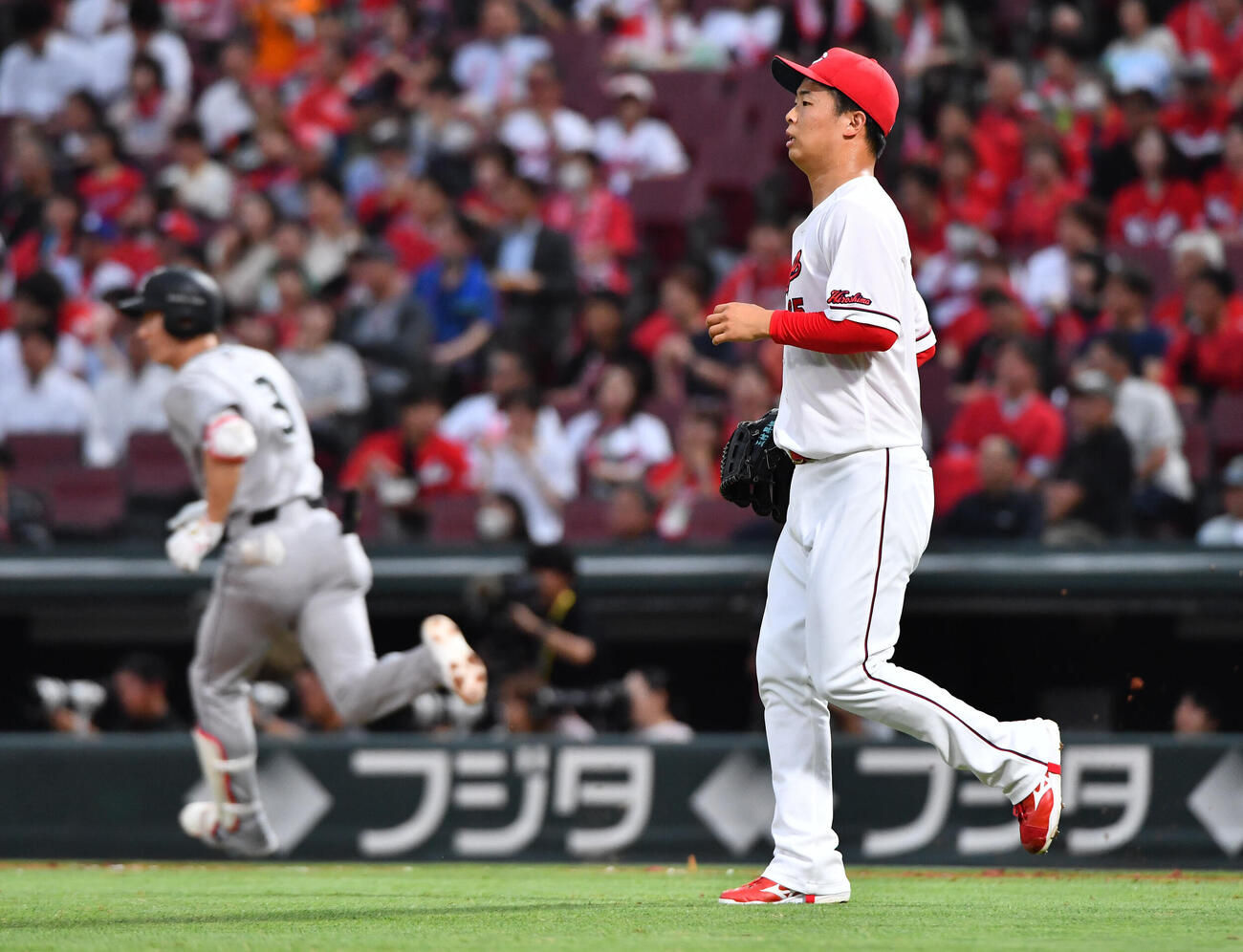 広島対巨人　3回表巨人2死二塁、松本剛（左）に左前適時打を打たれた玉村昇悟（撮影・岩下翔太）