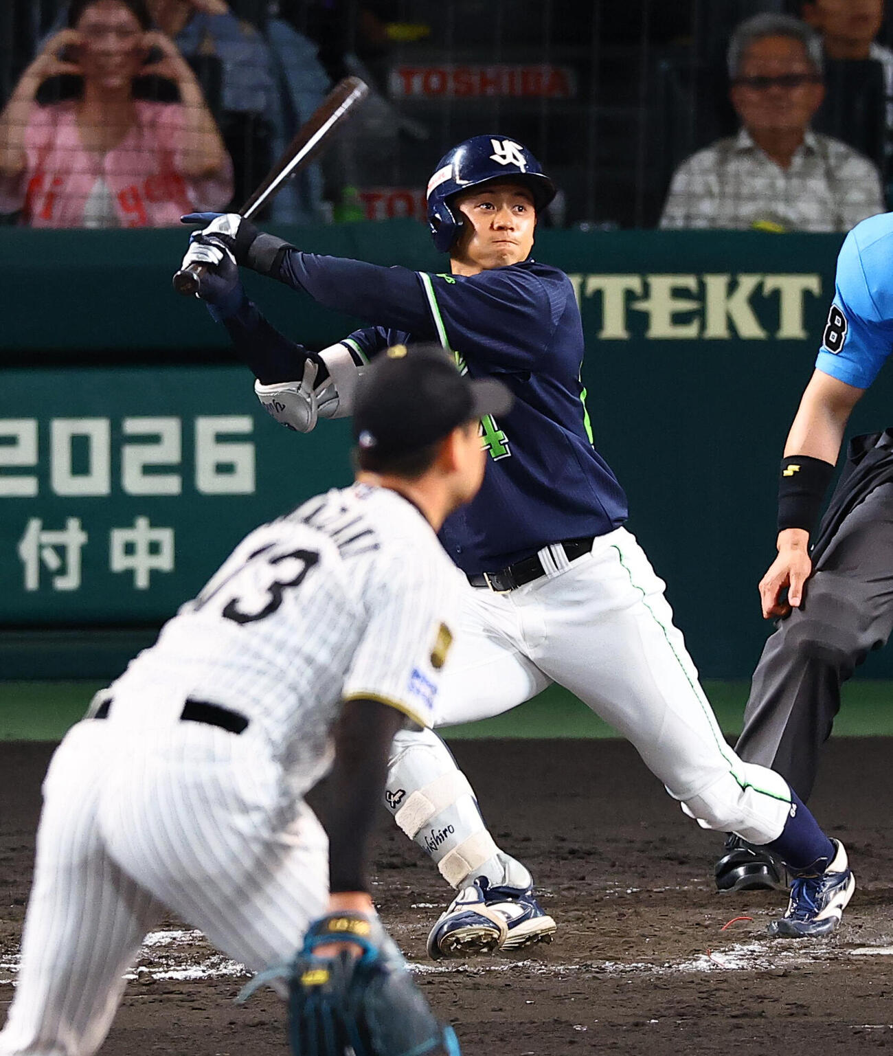 阪神対ヤクルト　8回表ヤクルト1死満塁、岩田幸宏は逆転2点適時二塁打を放つ（撮影・上田博志)