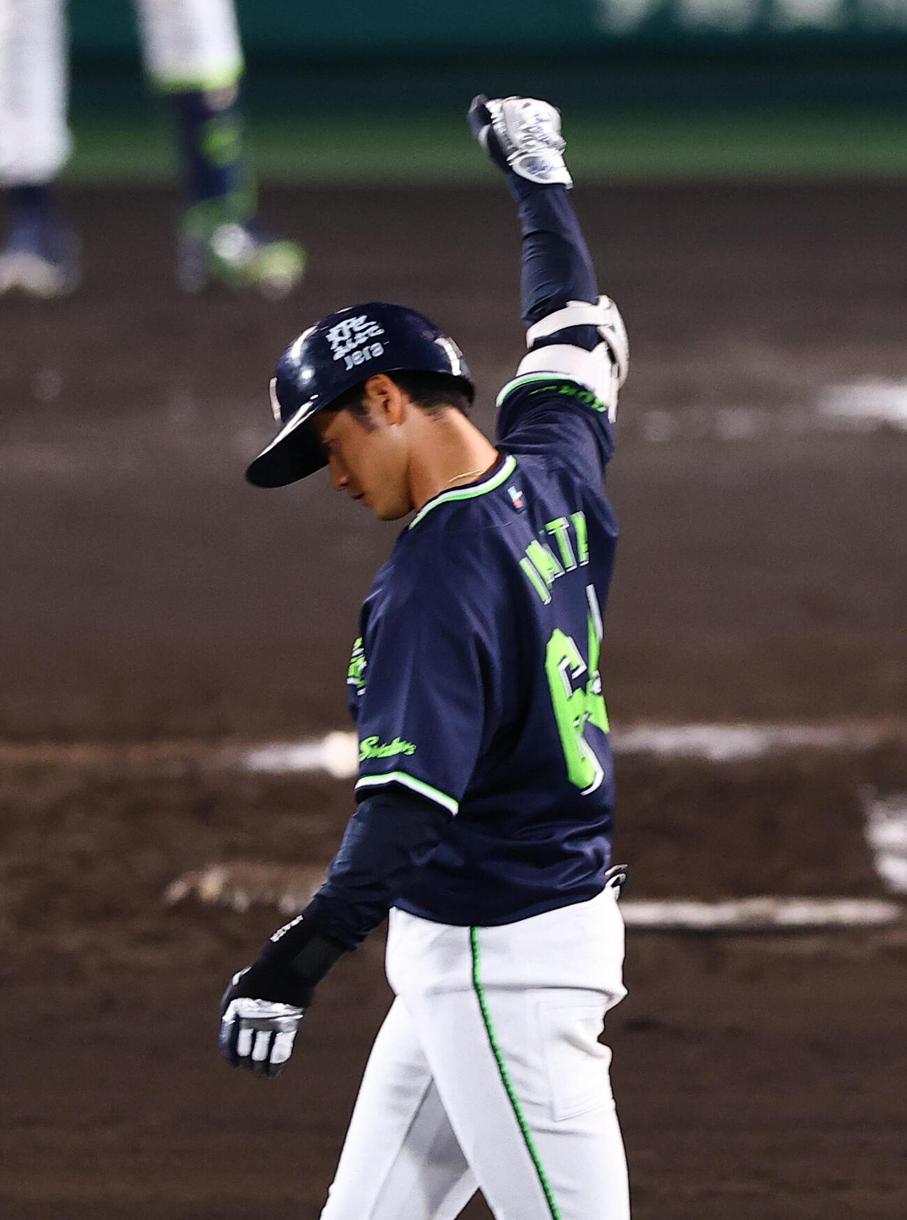 阪神対ヤクルト　8回表ヤクルト1死満塁、逆転2点適時二塁打を放ちガッツポーズをする岩田幸宏（撮影・上田博志)