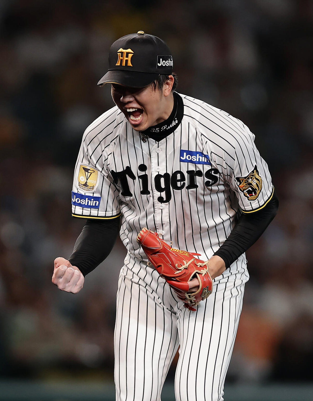 阪神対ヤクルト　6回表ヤクルト死一、三塁、松下歩叶を空振り三振に仕留めた才木浩人は、気迫のガッツポーズ（撮影・前田充）