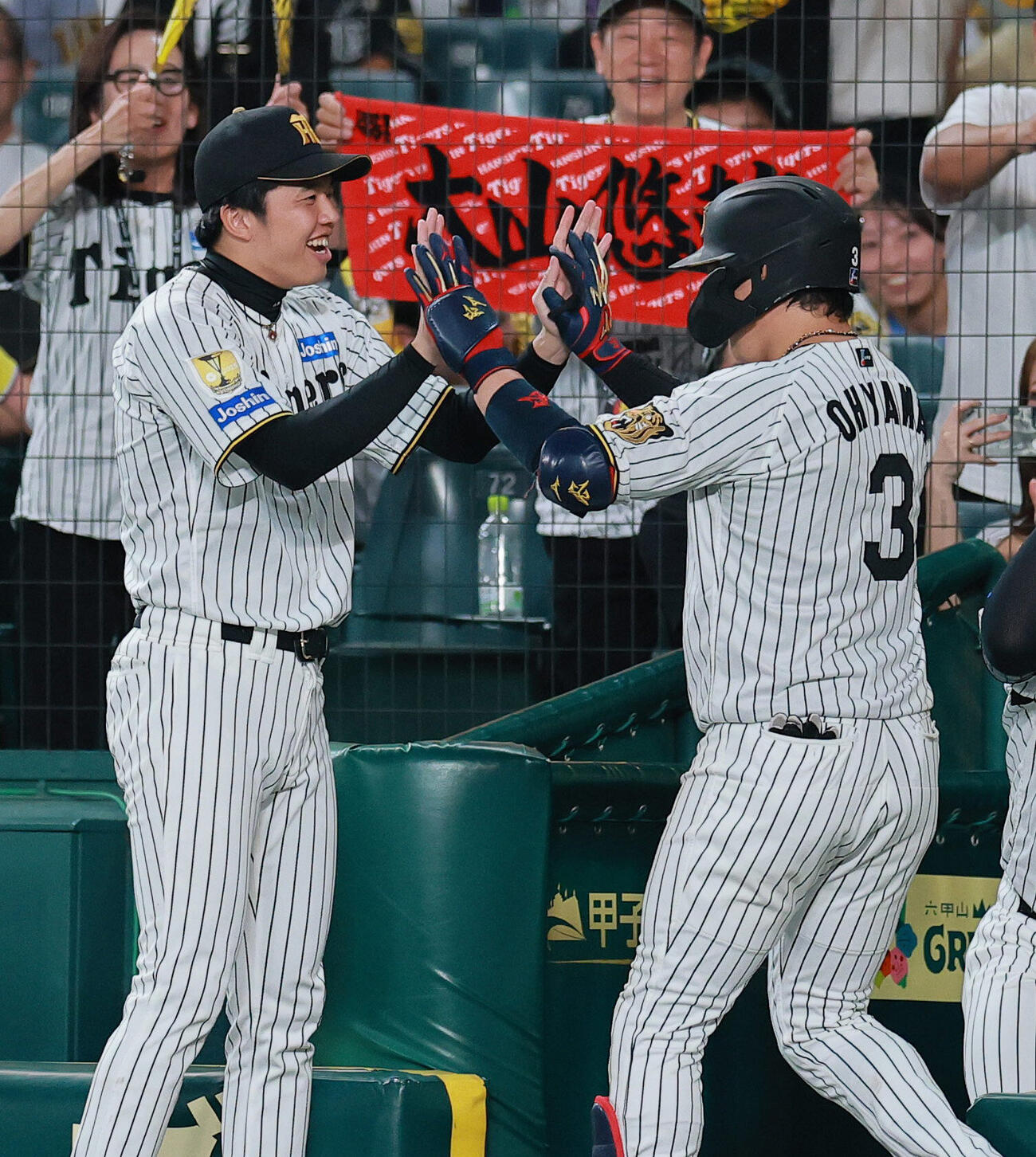 阪神対ヤクルト　8回裏阪神2死一塁、才木浩人（左）は2点本塁打を放った大山悠輔を出迎える（撮影・上山淳一）