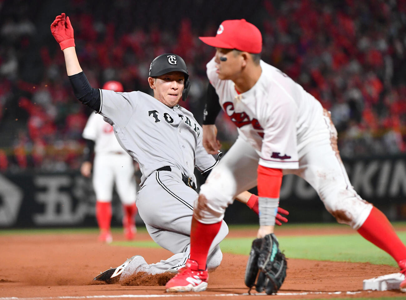 広島対巨人　7回表巨人2死一塁、浦田俊輔の左翼線への二塁打で三塁を陥れる戸郷翔征（撮影・岩下翔太）