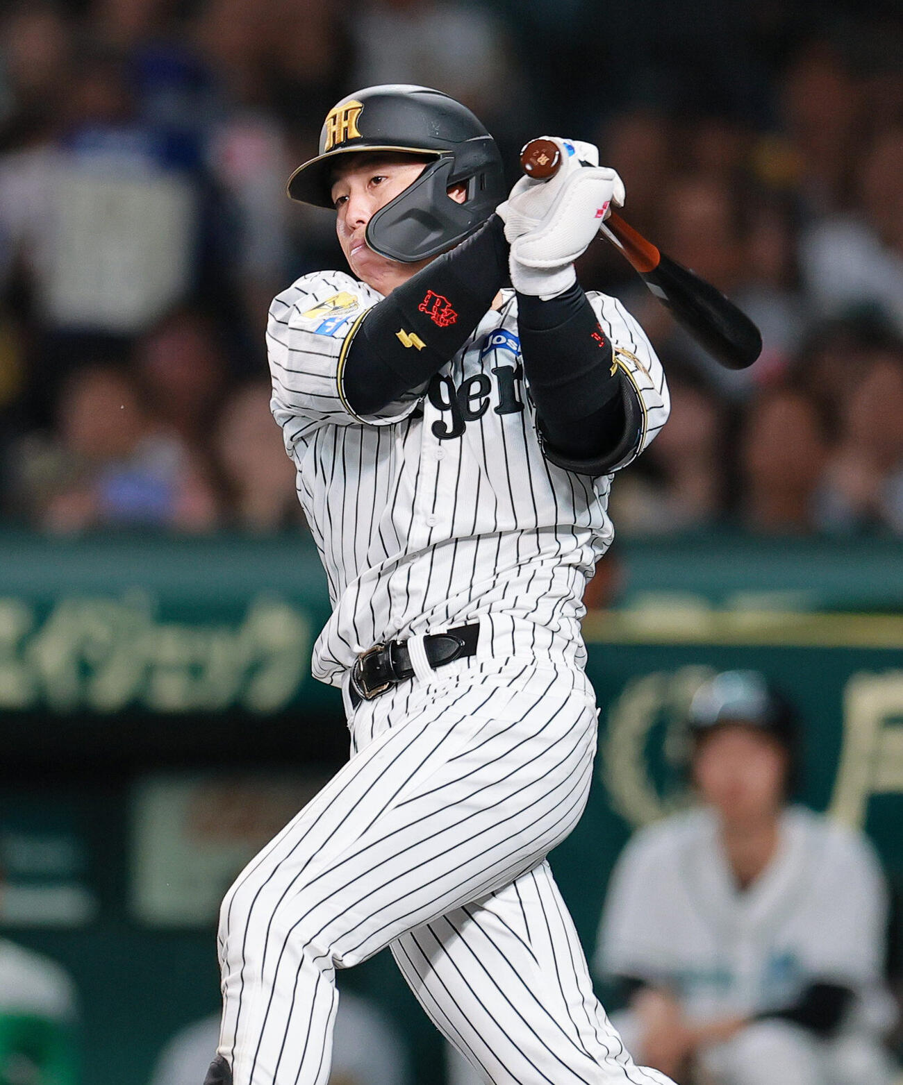 阪神対ヤクルト　5回裏阪神無死、梅野隆太郎は二塁打を放つ（撮影・上山淳一）