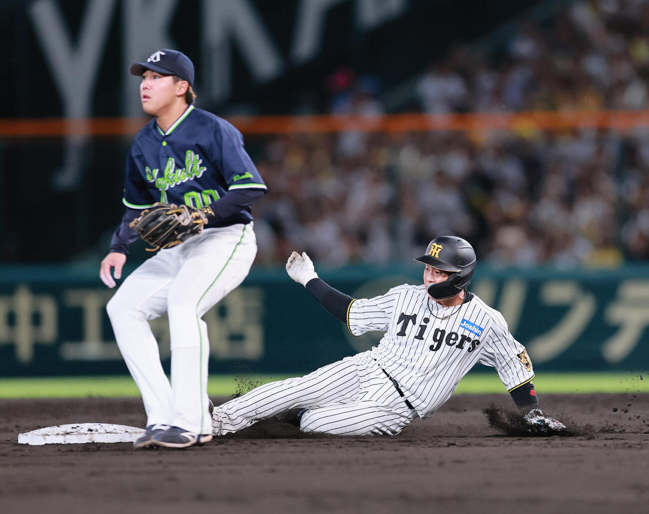 阪神対ヤクルト　5回裏阪神無死、梅野隆太郎は二塁打を放ち二塁に向かう（撮影・上山淳一）