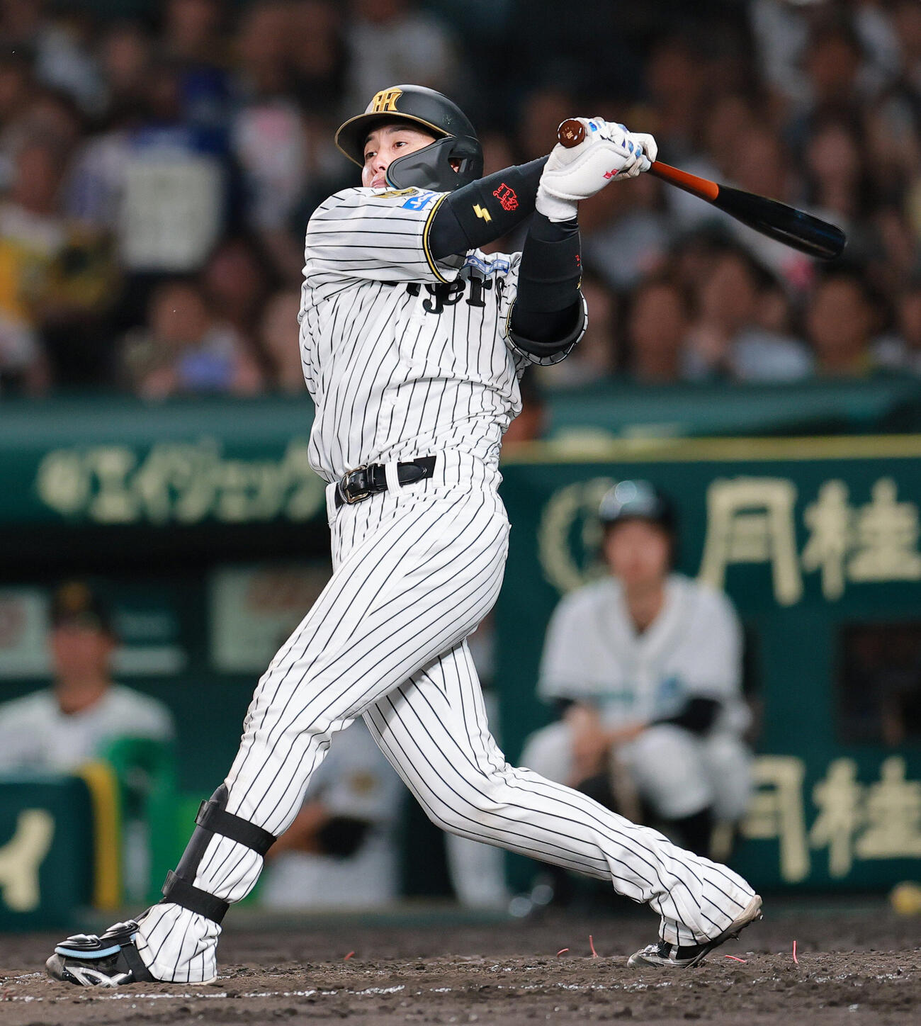 阪神対ヤクルト　5回裏阪神無死、梅野隆太郎は二塁打を放つ（撮影・上山淳一）