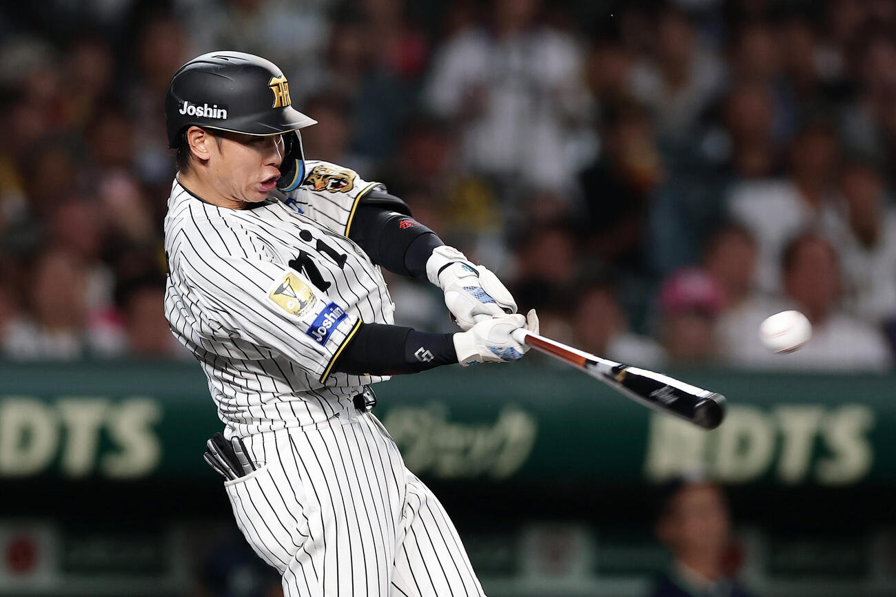 阪神対ヤクルト　5回裏阪神無死、左翼線へ二塁打を放つ梅野隆太郎（撮影・前田充）