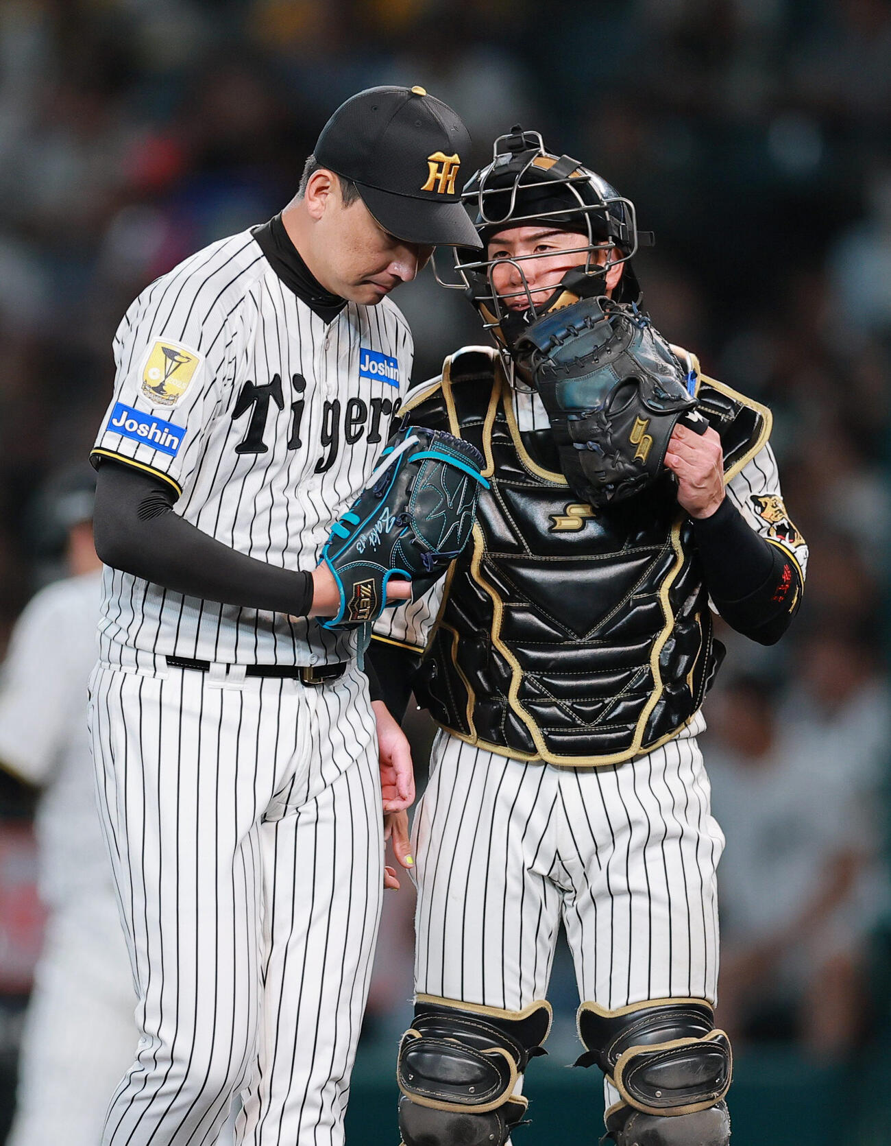 阪神対ヤクルト　8回表、阪神岩崎優（左）は梅野隆太郎とマウンドで話す（撮影・上山淳一）