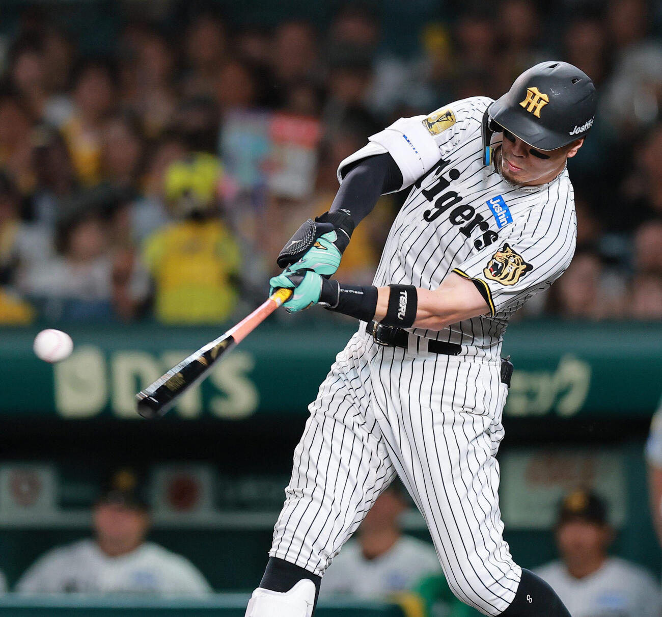 阪神対ヤクルト　8回裏阪神2死、安打を放つ佐藤輝明（撮影・上山淳一）