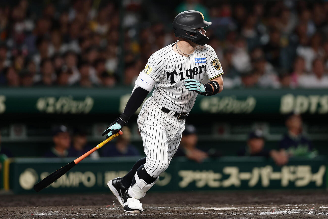 阪神対ヤクルト　8回裏阪神2死、左前打を放つ佐藤輝明（撮影・前田充）