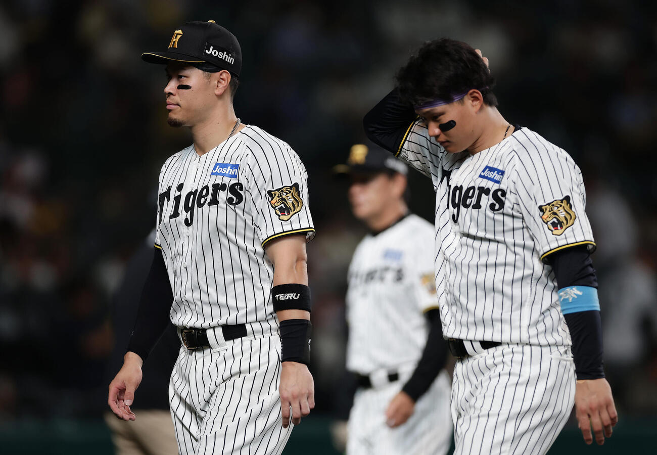 阪神対ヤクルト　ヤクルトに逆転負けを喫し、引き揚げる阪神佐藤輝明（左）と森下翔太（撮影・前田充）