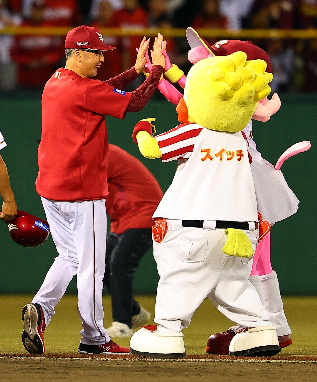楽天対西武　マスコットと勝利を喜ぶ楽天吉井理人監督（撮影・野上伸悟）