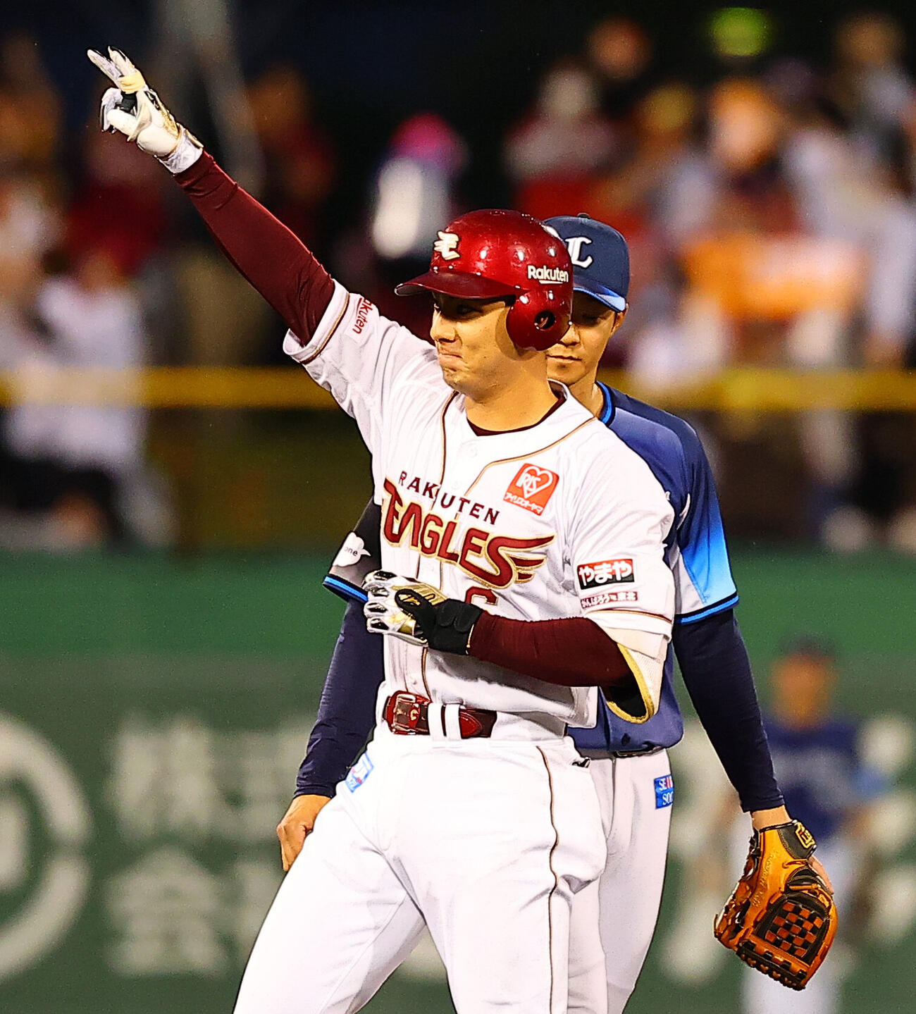 楽天対西武　3回裏楽天1死一、二塁、2点適時二塁打を放った村林一輝は、塁上でポーズを決める（撮影・野上伸悟）