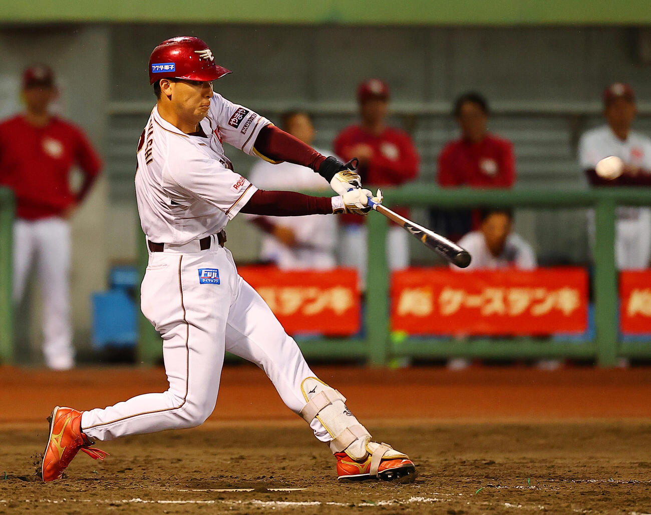 楽天対西武　3回裏楽天1死一、二塁、2点適時二塁打を放つ村林一輝（撮影・野上伸悟）