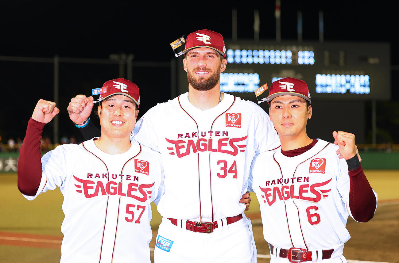楽天対西武　勝利を喜ぶ、左から楽天滝中瞭、カーソン・マッカスカー、村林一輝（撮影・野上伸悟）