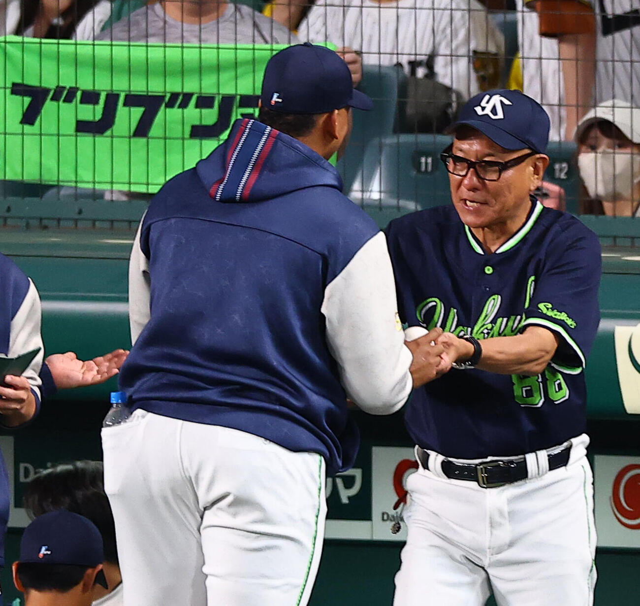 26年6月23日　阪神対ヤクルト　来日初勝利をしたリランソ（左）に勝利球を手渡す池山隆寛監督（撮影・上田博志)