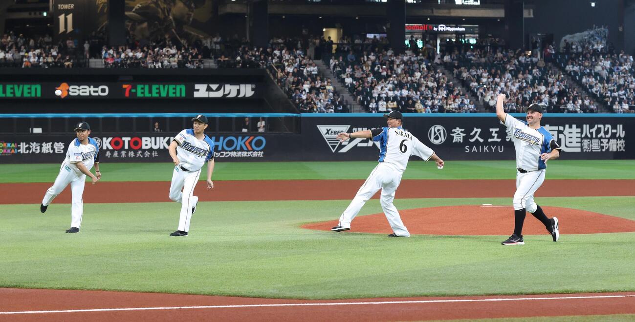 日本ハム対ロッテ　ファーストピッチセレモニーで投球する左から日本ハムOBの谷元圭介氏、増井浩俊氏、中田翔氏、レアード氏（撮影・黒川智章）