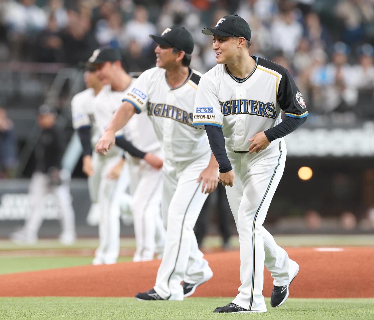 23日のファーストピッチセレモニーで投球する日本ハムOBの手前から田中賢介氏、小笠原道大氏、金子誠氏、鶴岡慎也氏（撮影・黒川智章）