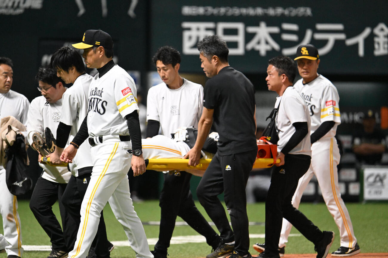 23日のソフトバンク対オリックス　9回裏ソフトバンク2死、死球を受け担架で運ばれる石塚綜一郎（撮影・林敢治）
