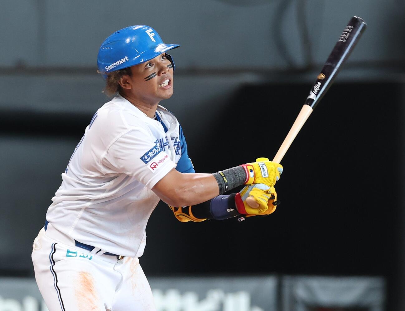 日本ハム対ロッテ　4回裏日本ハム2死一塁、2点本塁打を放つ水谷瞬（撮影・黒川智章）