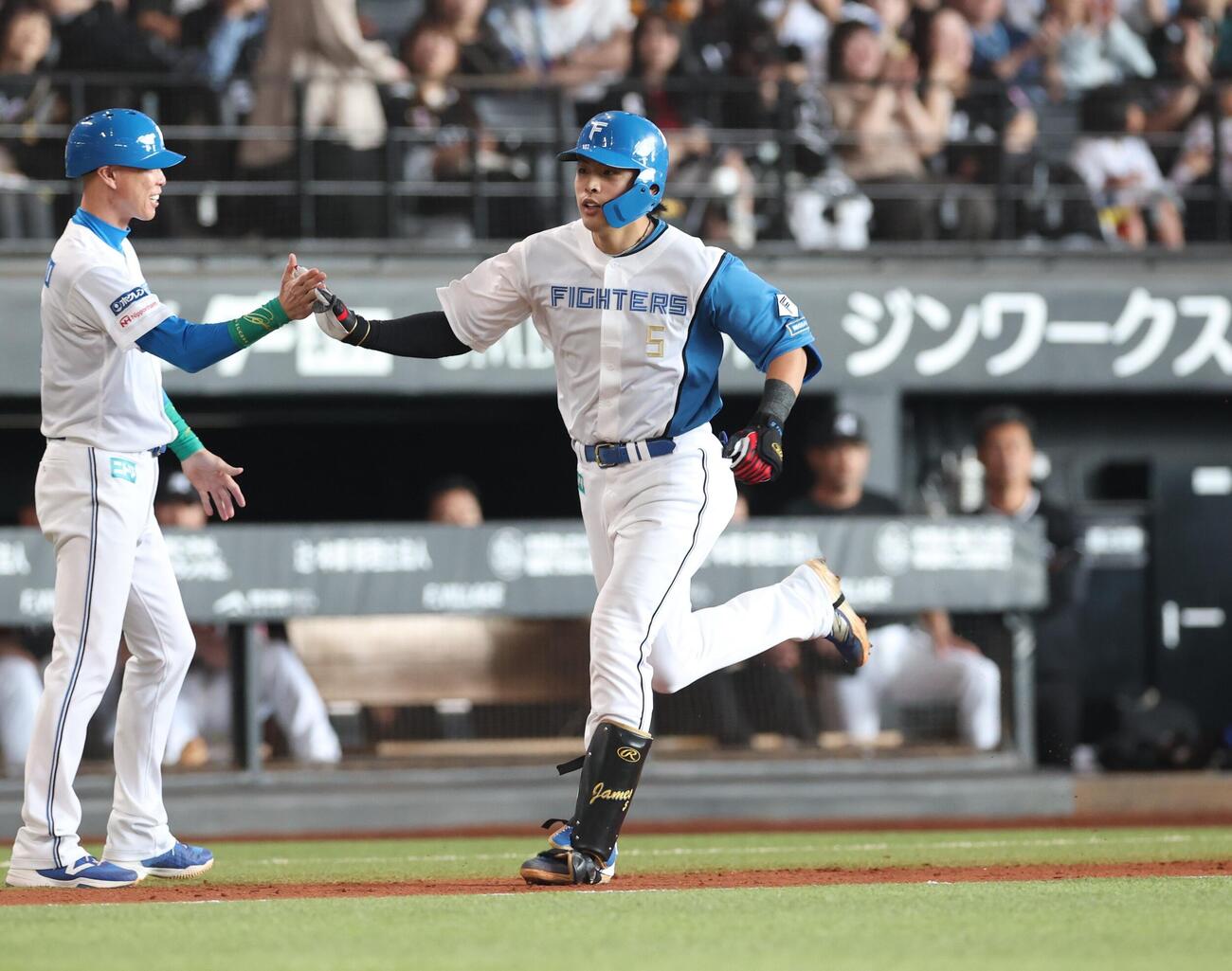 日本ハム対ロッテ　3回裏日本ハム1死、本塁打を放ち森本稀哲コーチとタッチする野村佑希（撮影・黒川智章）