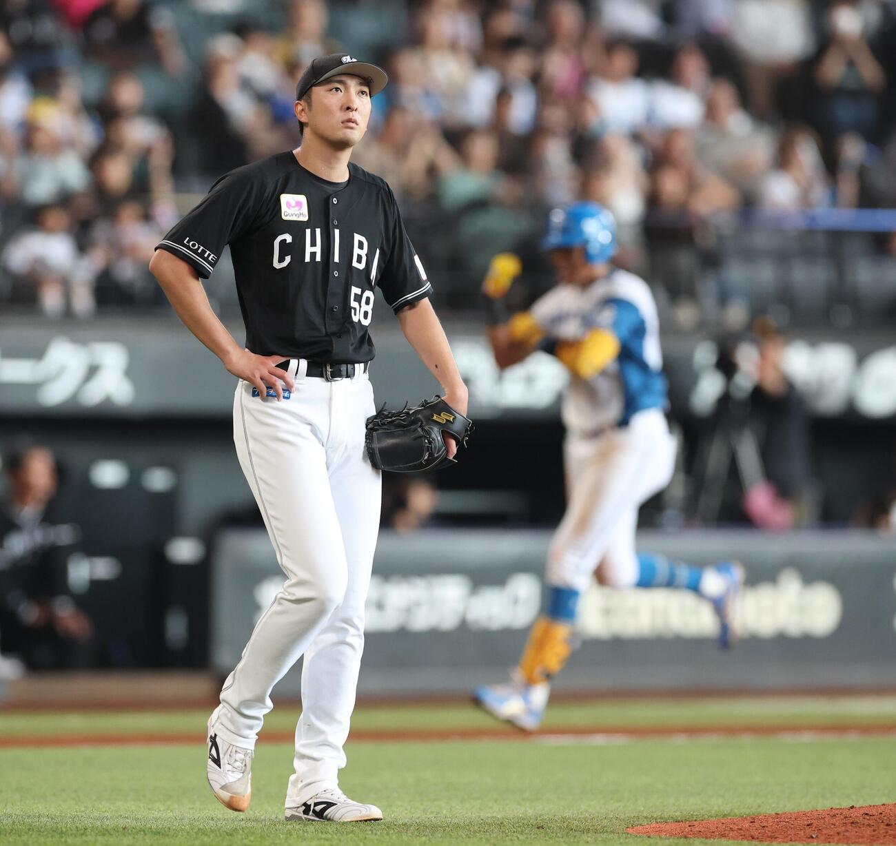 日本ハム対ロッテ　4回裏日本ハム2死一塁、水谷瞬に2点本塁打を浴びる河村説人（撮影・黒川智章）