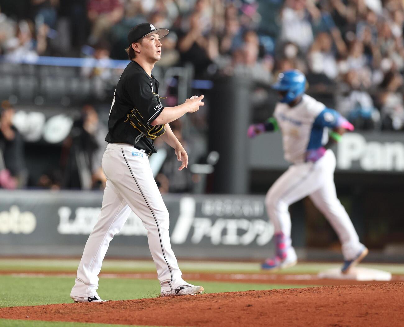 日本ハム対ロッテ　7回裏日本ハム無死、レイエスに本塁打を浴びる小野郁（撮影・黒川智章）
