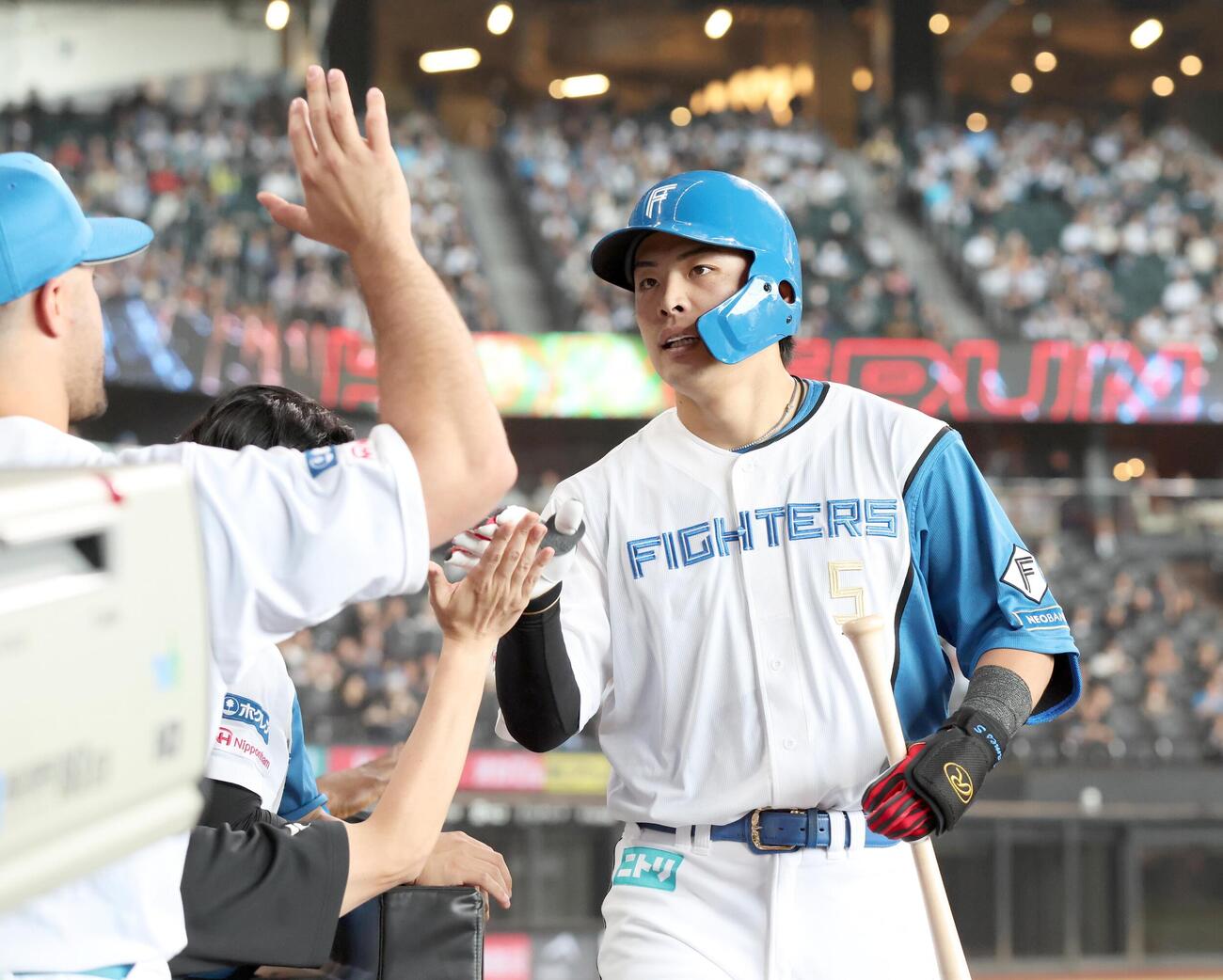 日本ハム対ロッテ　3回裏、本塁打を放ちナインに出迎えられる野村佑希（撮影・黒川智章）