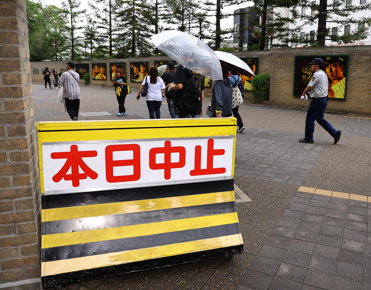 阪神対ヤクルト　天候不良の為、15時に中止となった（撮影・上田博志)
