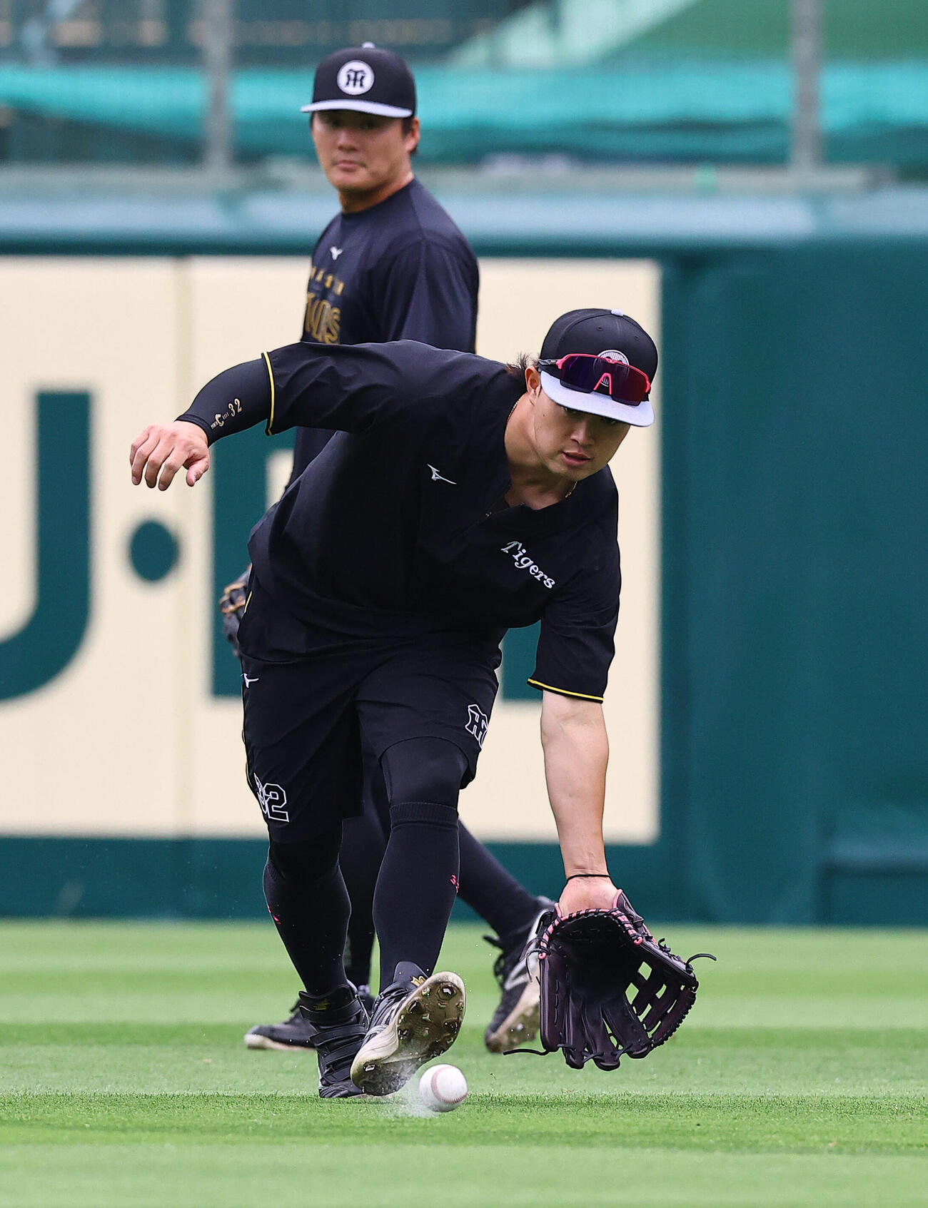 阪神対ヤクルト　ノックを受ける浜田太貴（撮影・上田博志)