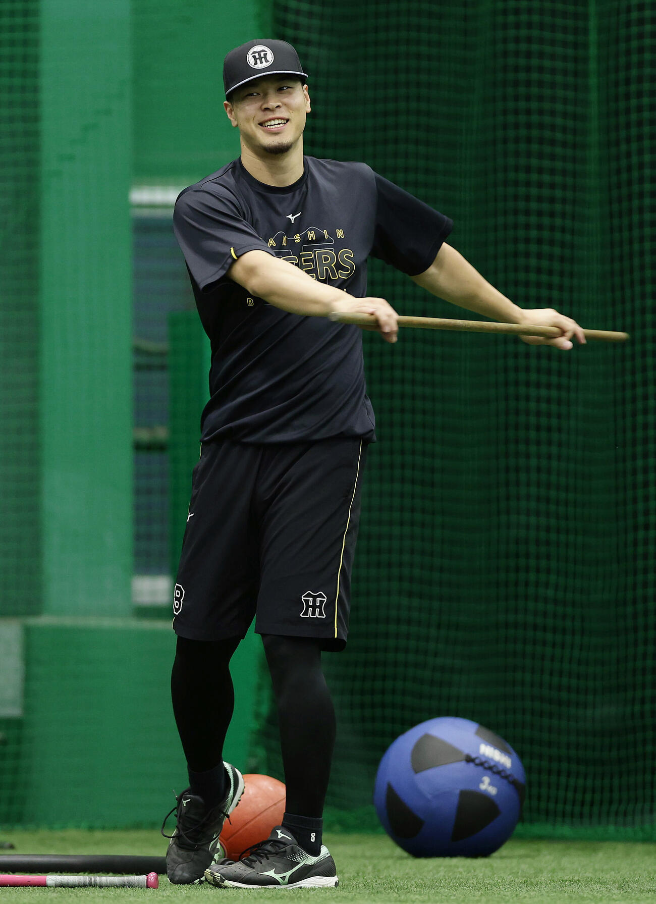 阪神対ヤクルト　笑顔を見せながら体をほぐす阪神佐藤輝明（撮影・前田充）