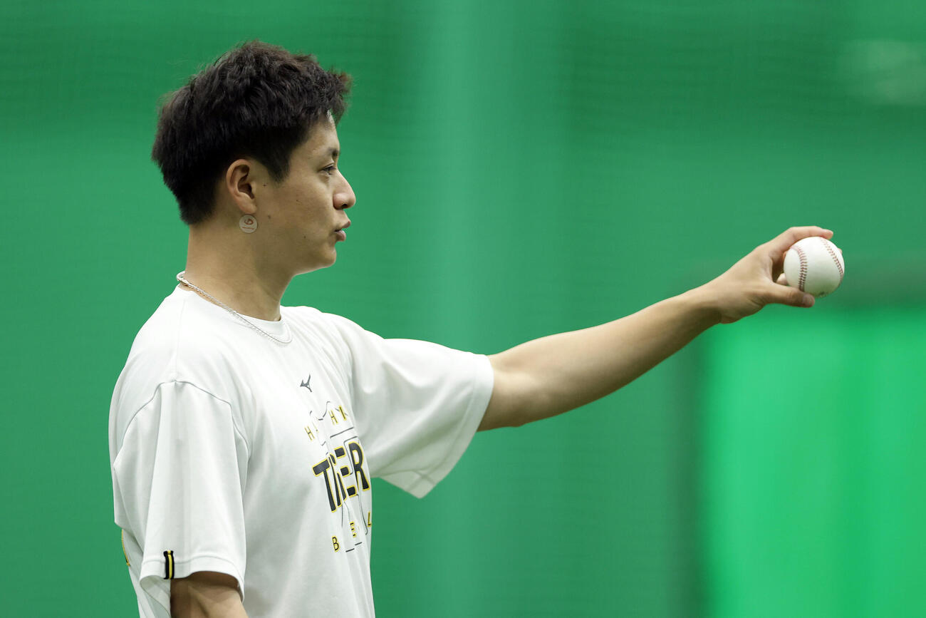 阪神対ヤクルト　キャッチボールで調整する阪神大竹耕太郎（撮影・前田充）