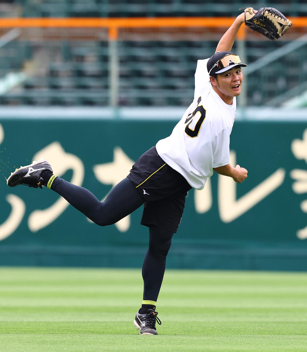 阪神対ヤクルト　ノックを受ける小野寺暖（撮影・上田博志)
