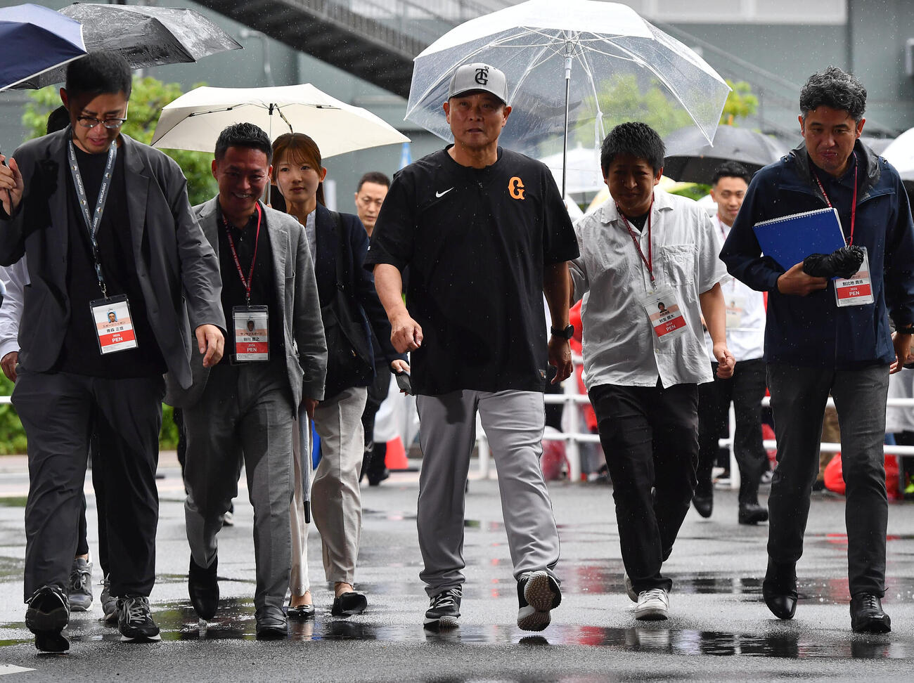 広島戦が雨天中止となり、室内練習場へ向かう巨人橋上秀樹監督代行（撮影・岩下翔太）