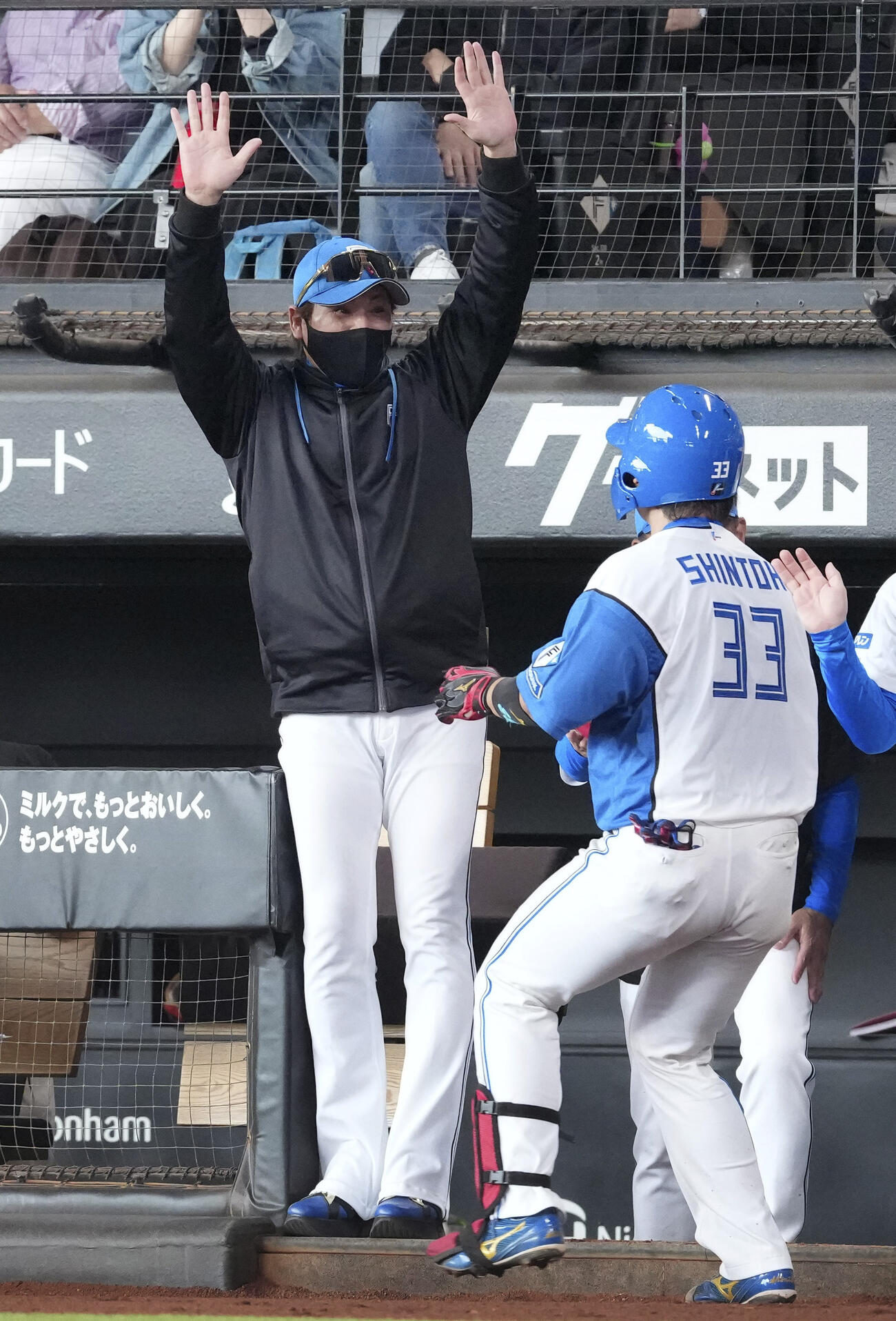 3回、本塁打を放った進藤（手前）を迎える日本ハム・新庄監督＝エスコンフィールド（共同）