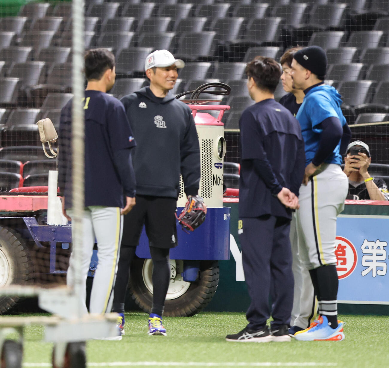 ソフトバンク対オリックス　ソフトバンク石塚綜一郎への死球についてソフトバンク小久保裕紀監督にあいさつに行ったオリックス岸田護監督とマチャド（撮影・梅根麻紀）