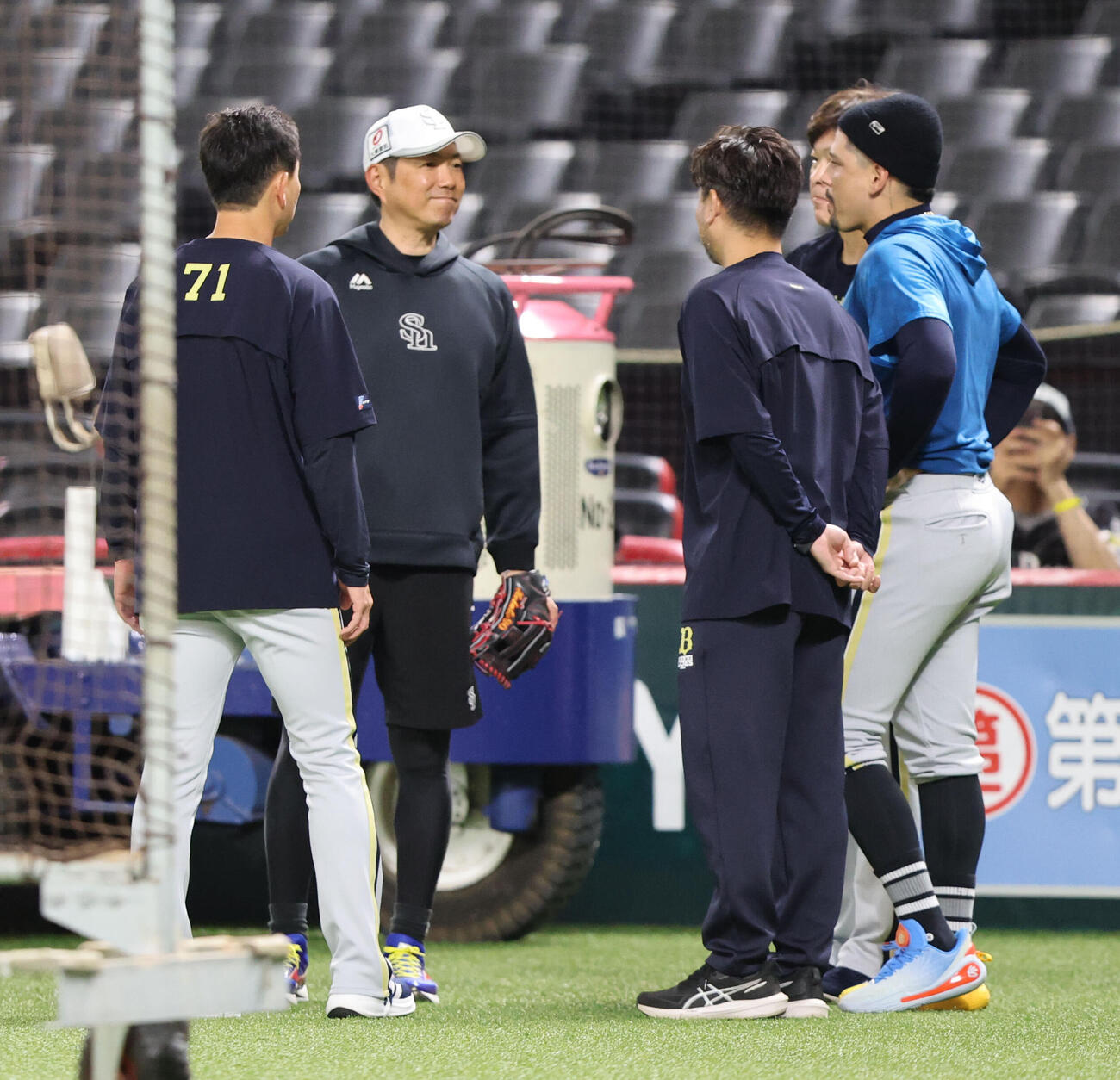 ソフトバンク対オリックス　ソフトバンク石塚綜一郎への死球についてソフトバンク小久保裕紀監督にあいさつに行ったオリックス岸田護監督とマチャド（撮影・梅根麻紀）