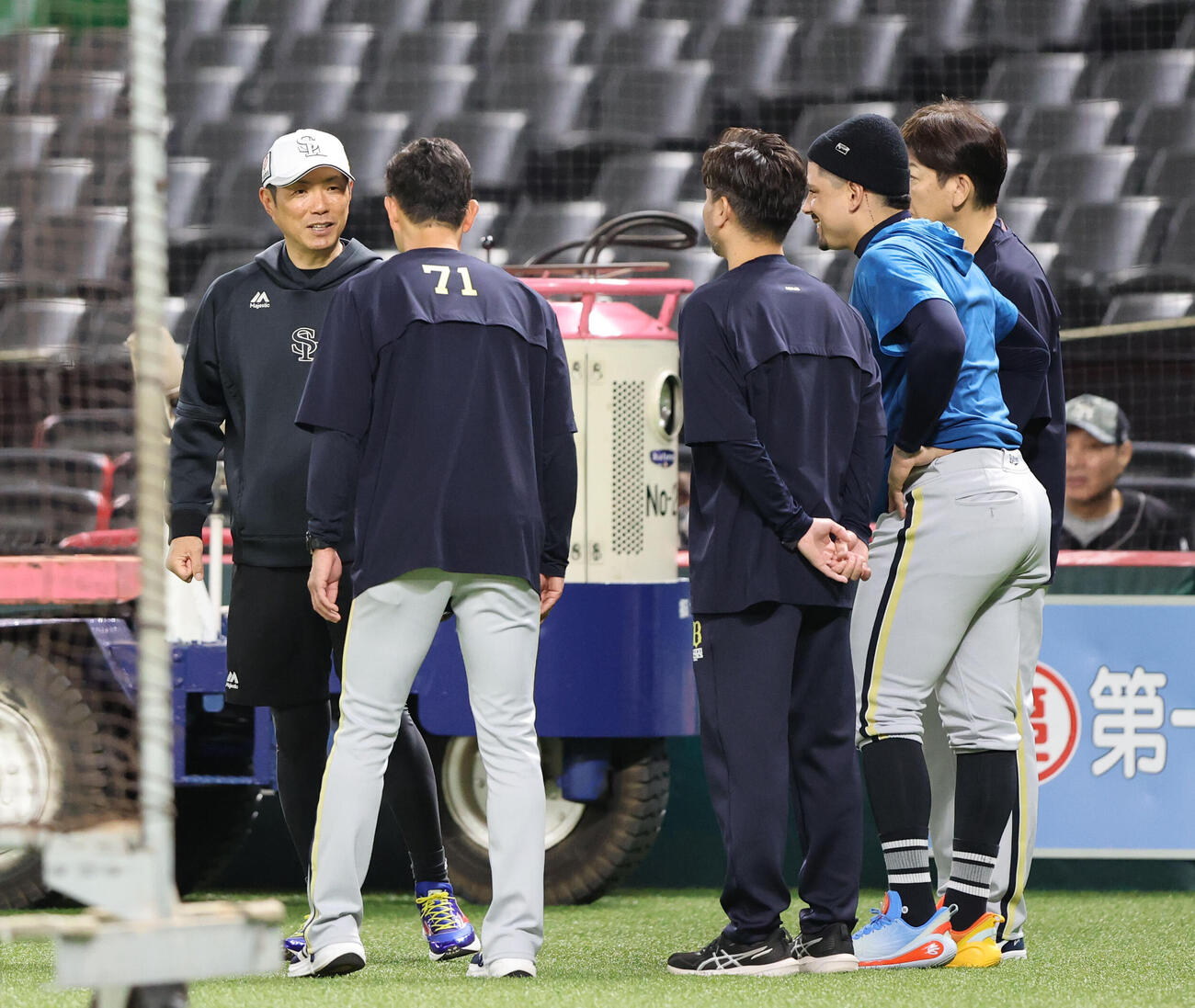 ソフトバンク対オリックス　ソフトバンク石塚綜一郎への死球についてソフトバンク小久保裕紀監督にあいさつに行ったオリックス岸田護監督とマチャド（撮影・梅根麻紀）