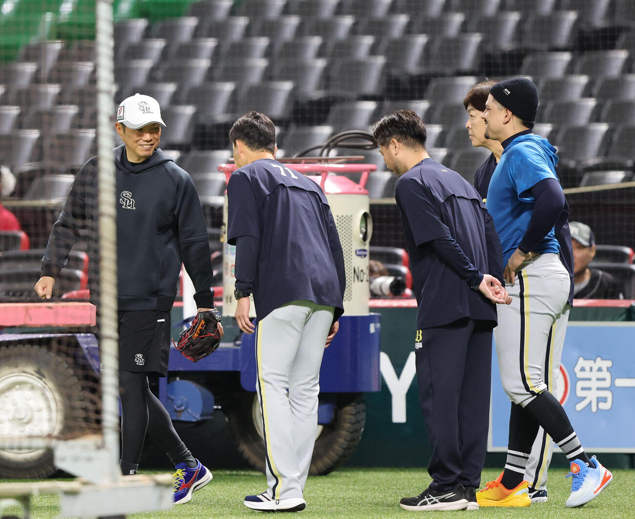 ソフトバンク対オリックス　ソフトバンク石塚綜一郎への死球についてソフトバンク小久保裕紀監督にあいさつに行ったオリックス岸田護監督とマチャド（撮影・梅根麻紀）