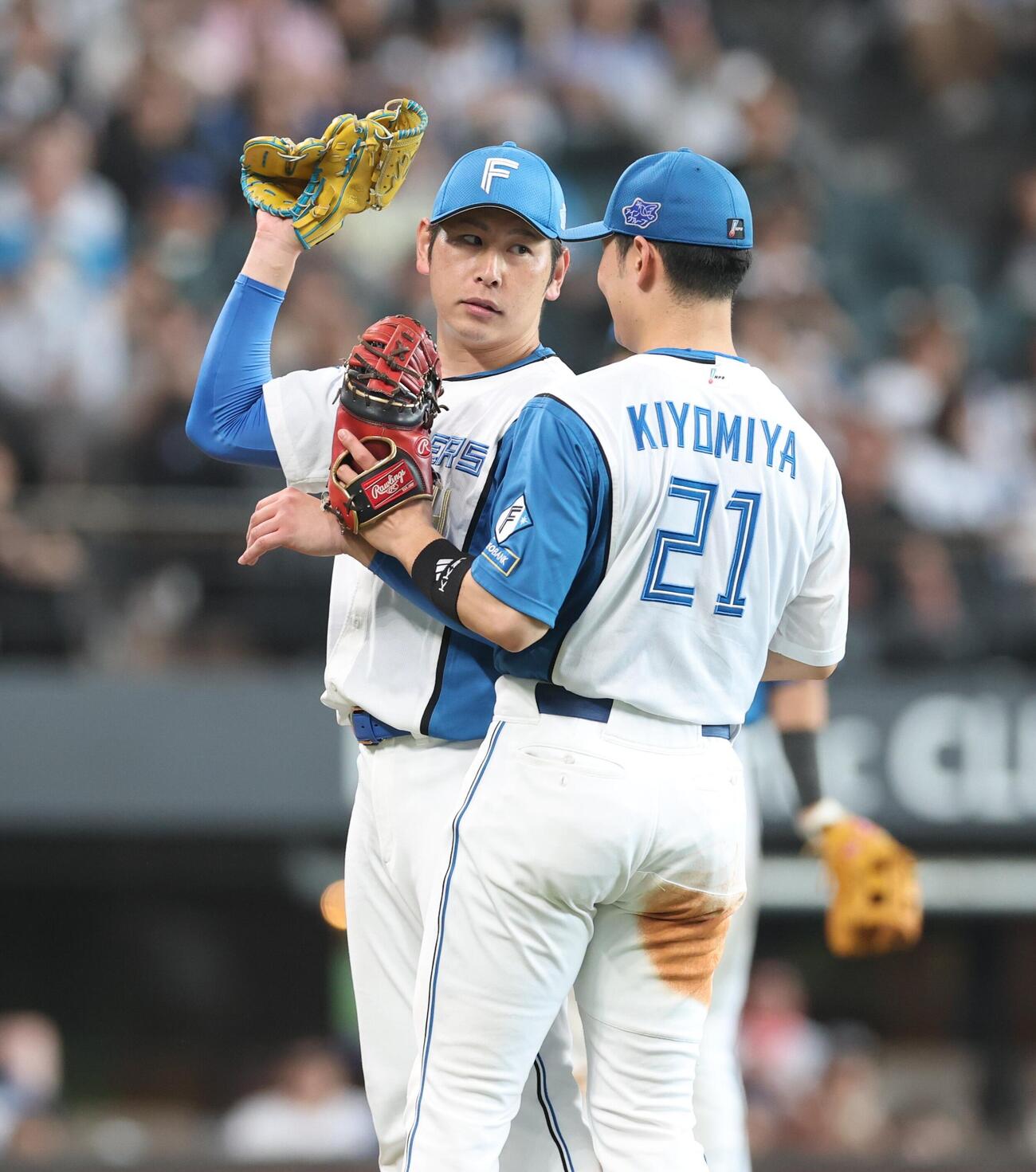 日本ハム対ロッテ　7回表ロッテ1死一塁、佐藤都志也の投飛を捕球し清宮幸太郎（右）を見つめる加藤貴之（撮影・黒川智章）