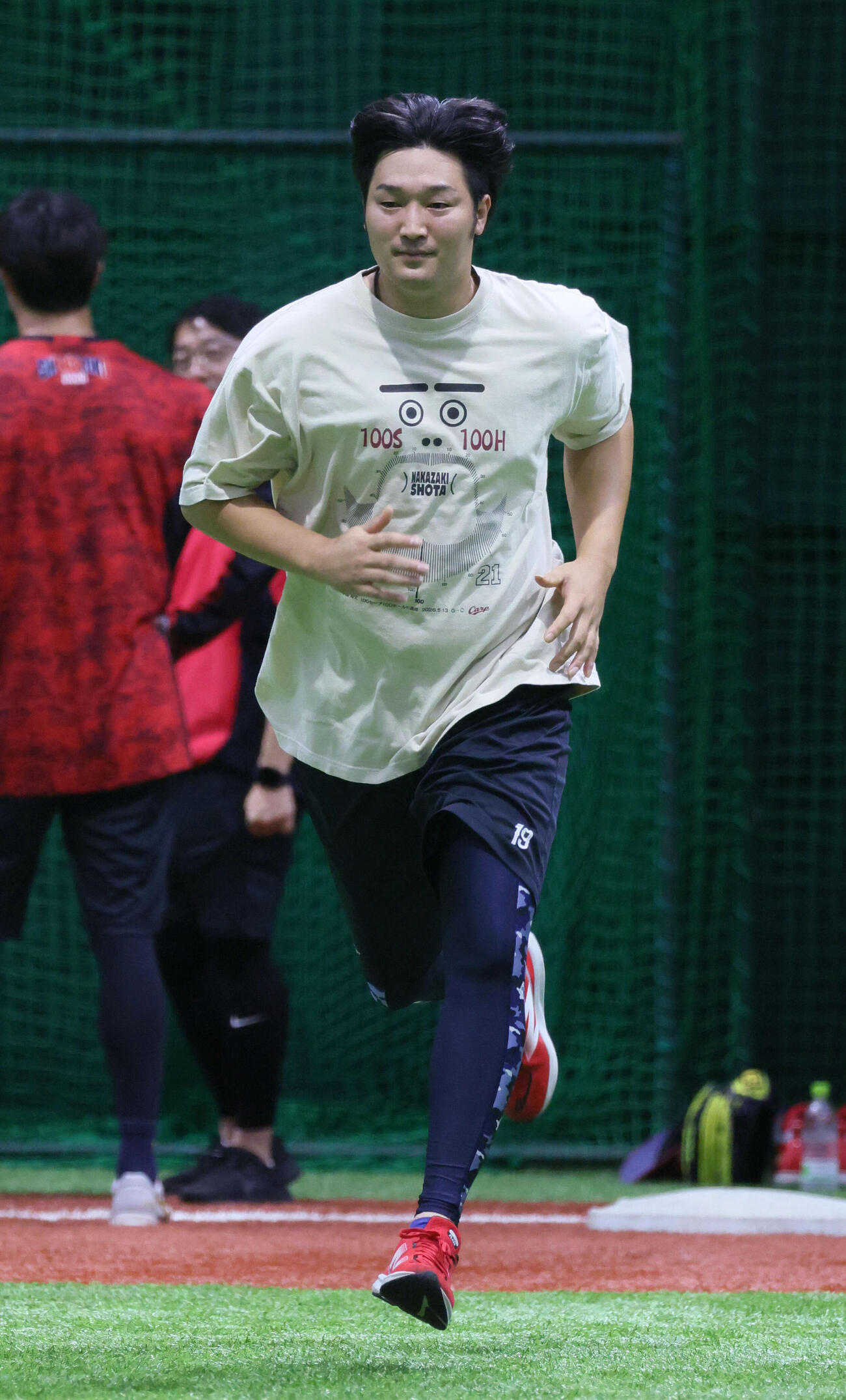 広島対巨人　屋内練習場で走り込む広島床田寛樹（撮影・加藤孝規）