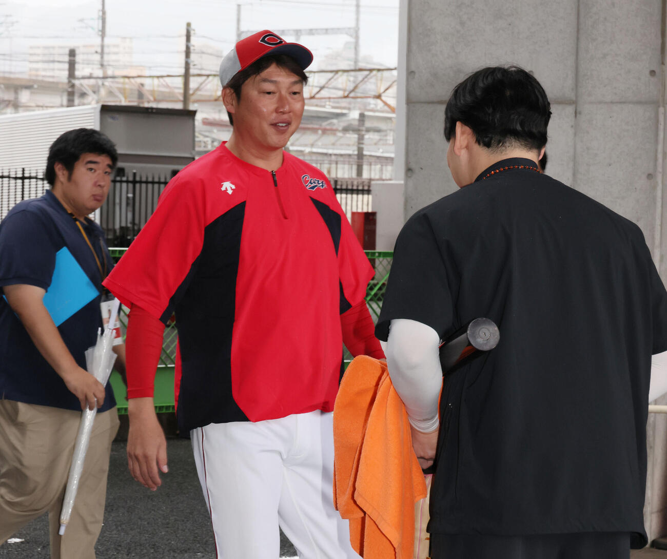 広島対巨人　巨人の丸佳浩に声をかける新井貴浩監督（撮影・加藤孝規）