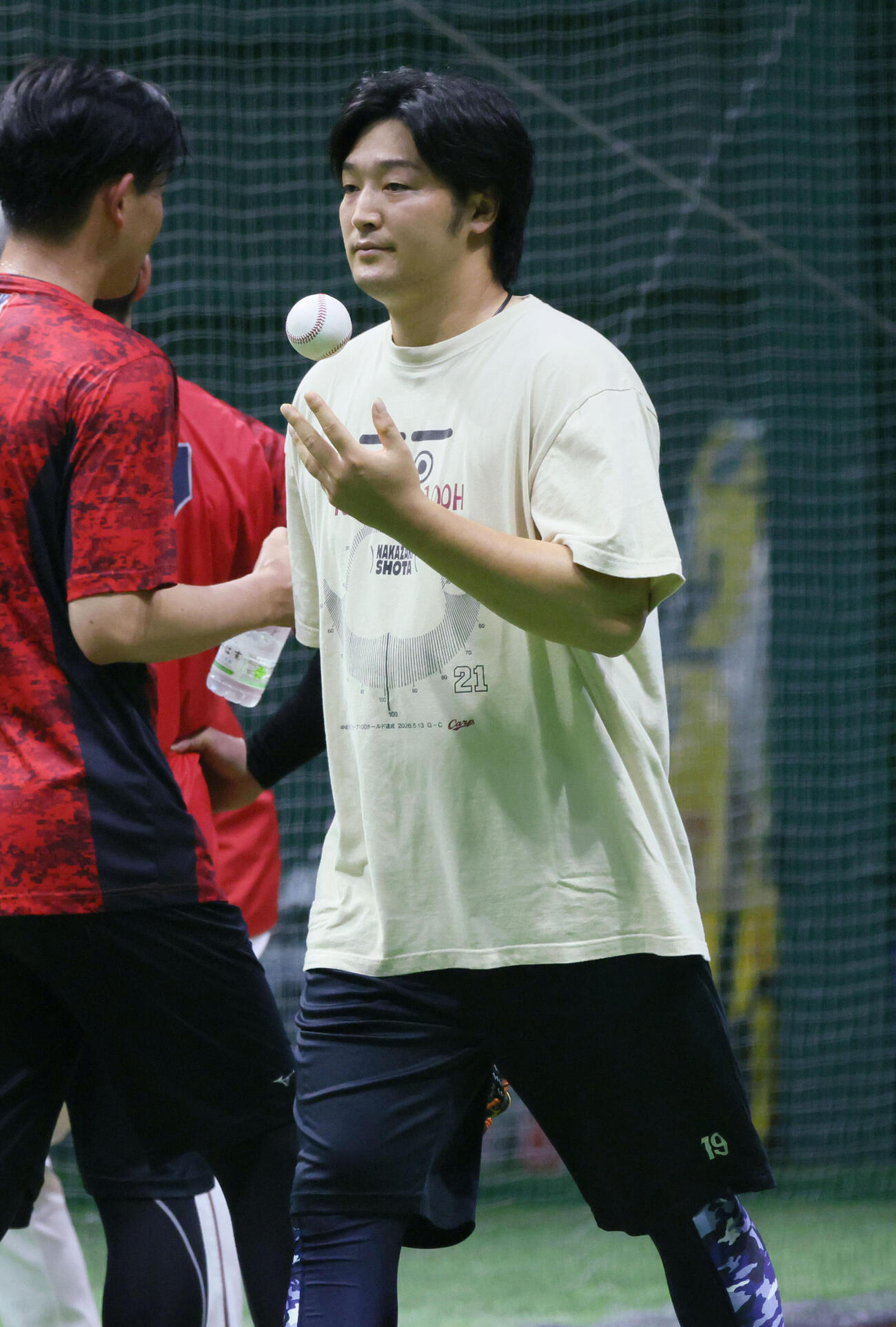 広島対巨人　キャッチボールに向かう広島床田寛樹（撮影・加藤孝規）