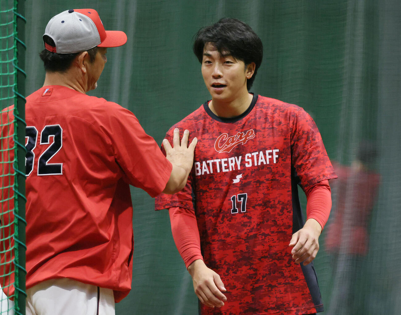 広島対巨人　石井弘寿投手コーチ（左）に声をかけられる広島常広羽也斗（撮影・加藤孝規）