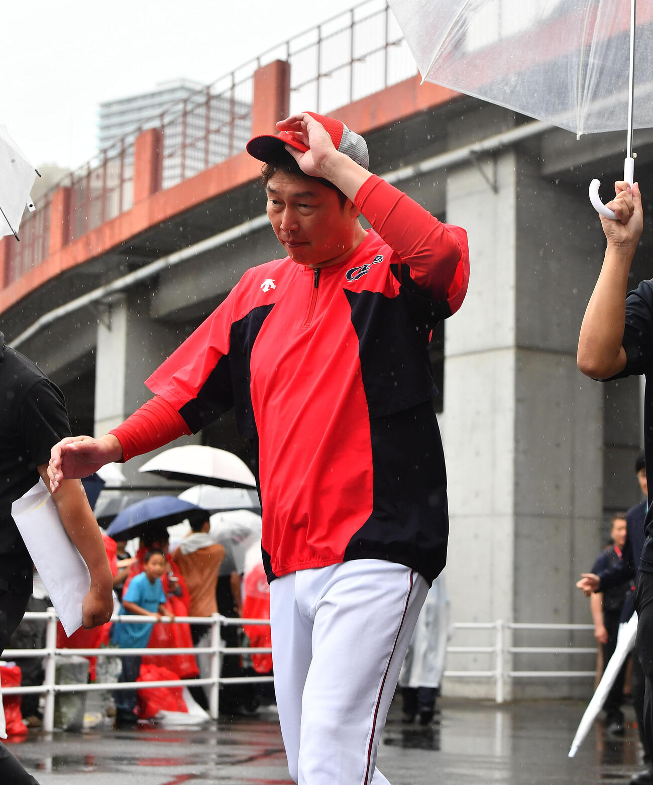 巨人戦が雨天中止となり、室内練習場から引き揚げる広島新井貴浩監督（撮影・岩下翔太）