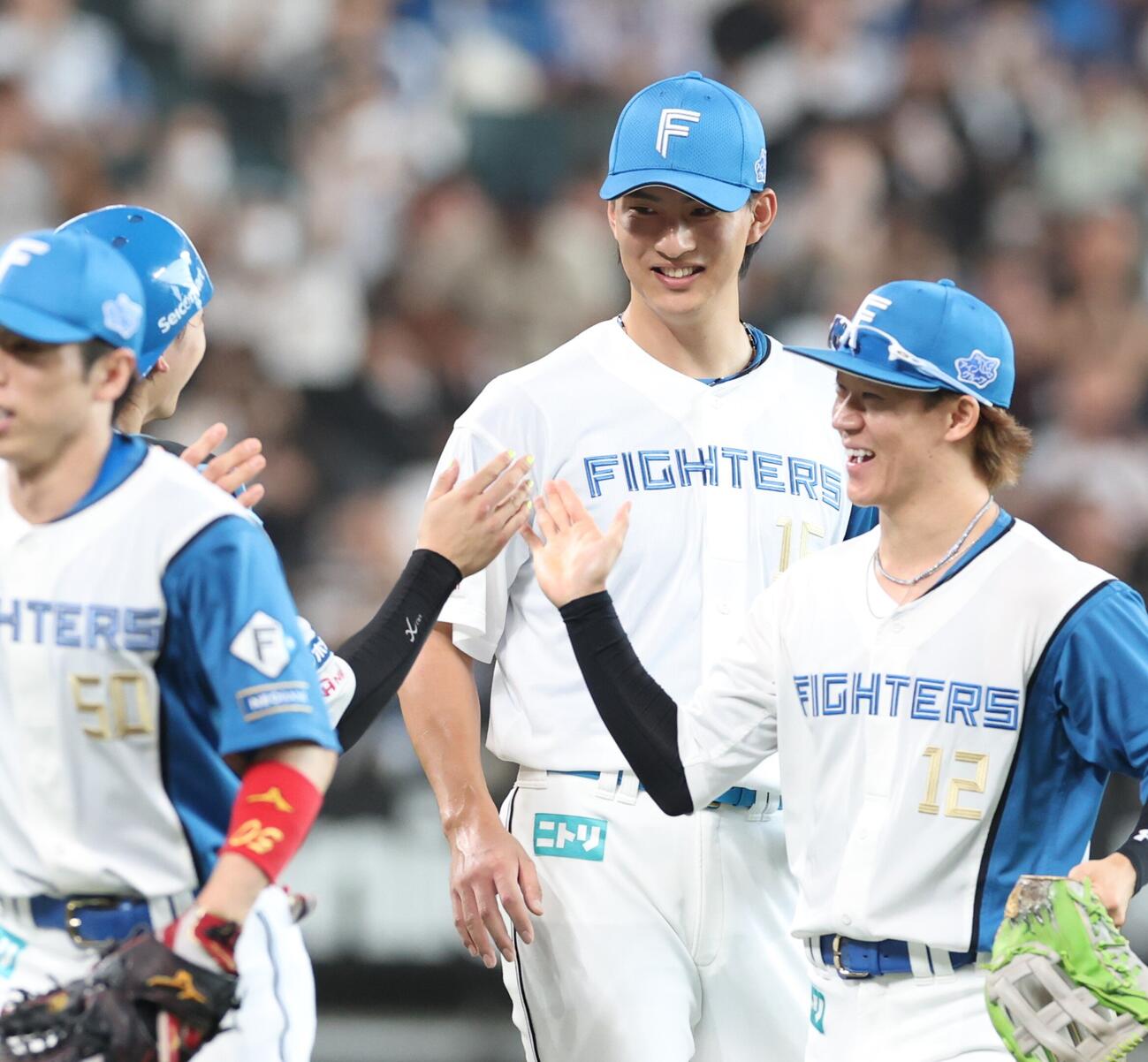 日本ハム対ロッテ　試合後、笑顔の達孝太（右から2人目）（撮影・黒川智章）