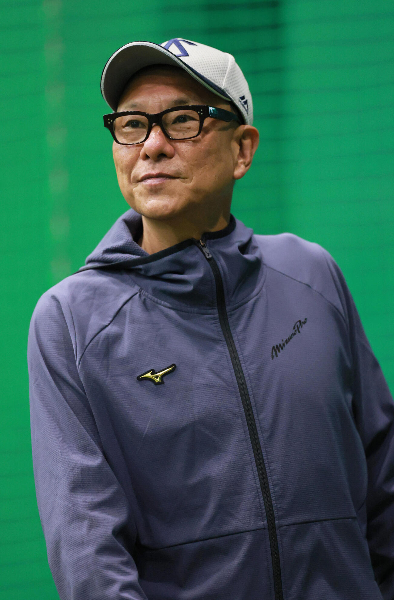 阪神対ヤクルト　室内で練習を確認するヤクルト池山隆寛監督（撮影・上山淳一）