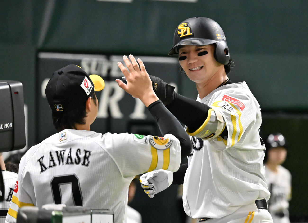ソフトバンク対オリックス　1回裏ソフトバンク無死、正木智也は先制本塁打を放ちナインとハイタッチ（撮影・林敢治）