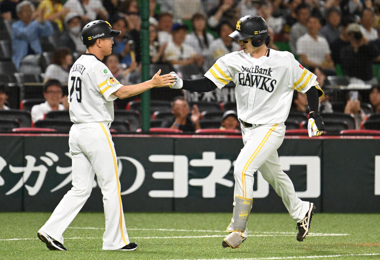 ソフトバンク対オリックス　1回裏ソフトバンク無死、正木智也（右）は先制本塁打を放つ（撮影・林敢治）