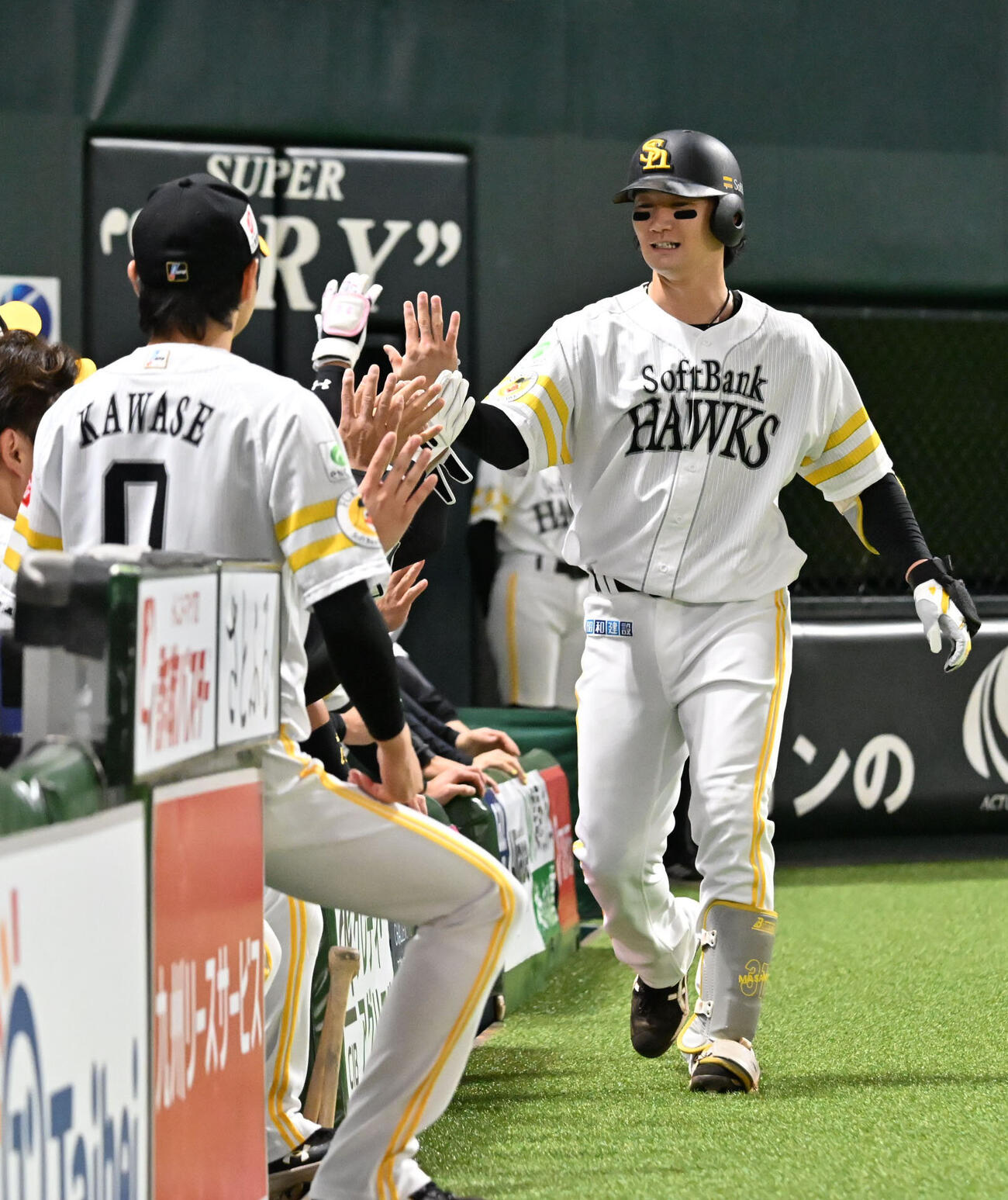 ソフトバンク対オリックス　1回裏ソフトバンク無死、正木智也（右）は先制本塁打を放つ（撮影・林敢治）