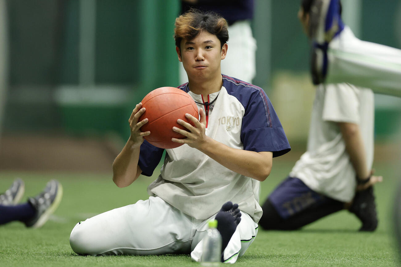 阪神対ヤクルト　室内練習場で調整するヤクルト奥川恭伸（撮影・前田充）